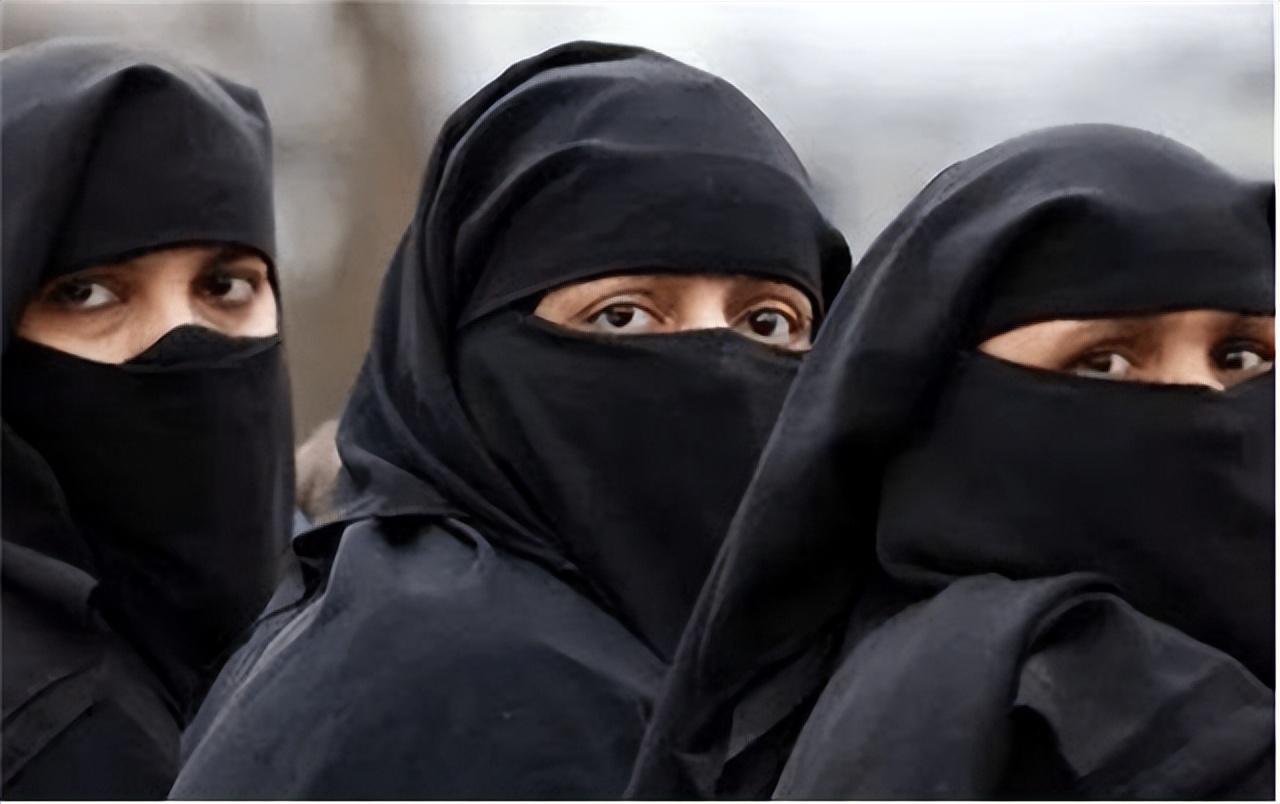 1977年沙特公主与情人私奔被抓回,生生被石头砸死,男友被斩首