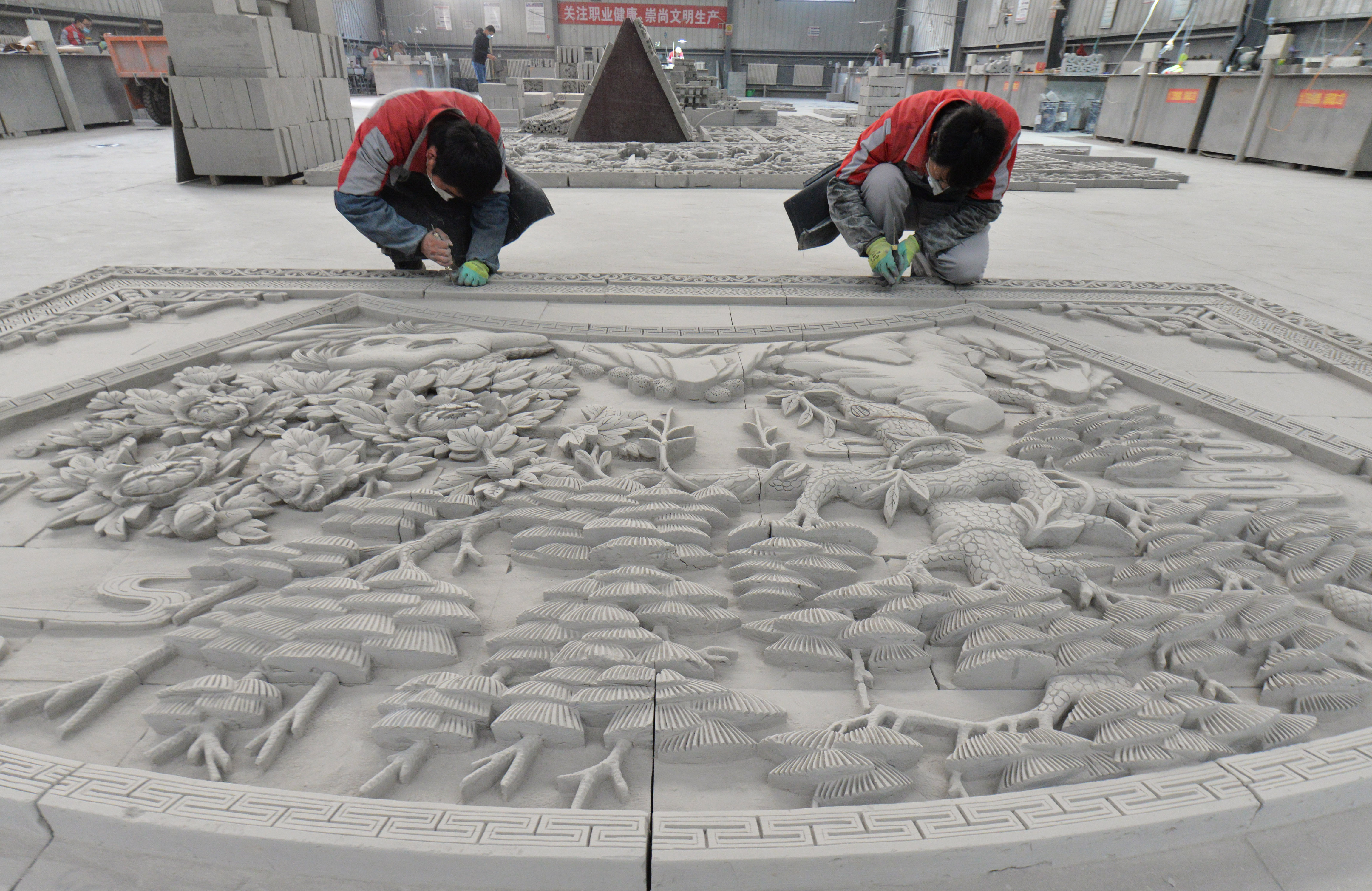 甘肃临夏:非遗砖雕产业拓宽增收路(1)