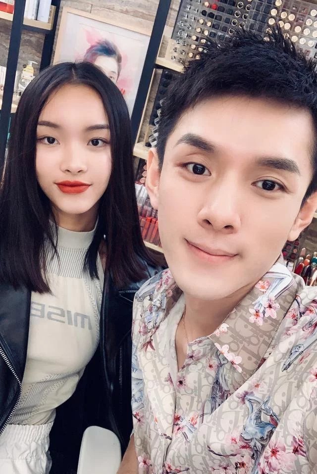 李佳琦妹妹出息了!长款针织配皮裤像超模,扣子只扣两颗大秀ab线