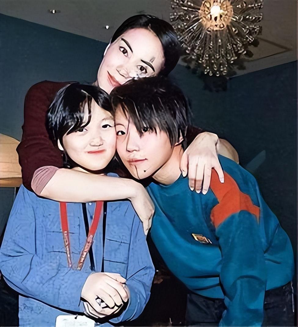 同是李亚鹏女儿,李嫣学费昂贵,为何不愿给小女儿出一分钱