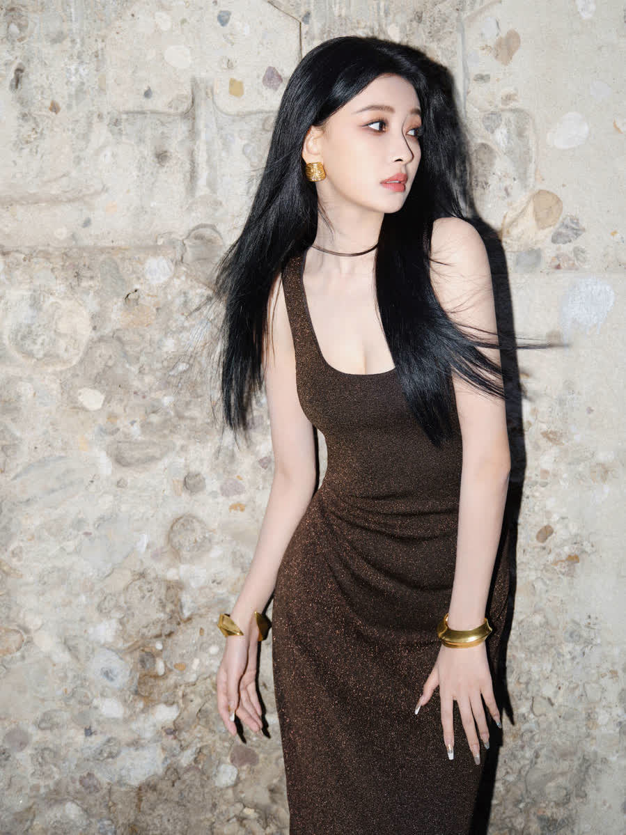 孙怡身穿露背吊带裙亮相米兰时装周尽显妩媚身材