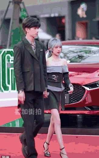 看出黄锐铨的身材优势,一双大长腿很瞩目,与机智张形成了"最萌身高差