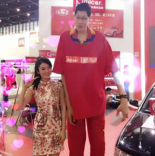 回顾22年前,身高2米42的张俊才娶了1米65的妻子,如今怎么样了