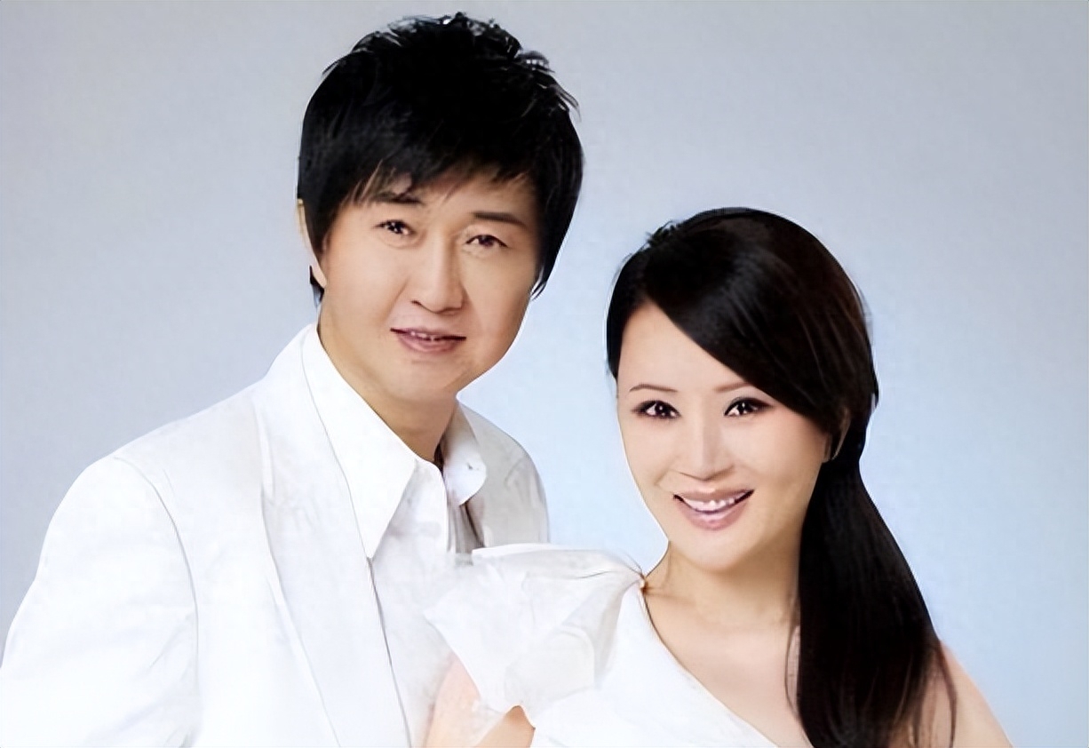 回顾付笛生全家旅居国外任静戴30w手镯似少女与儿媳同框似姐妹