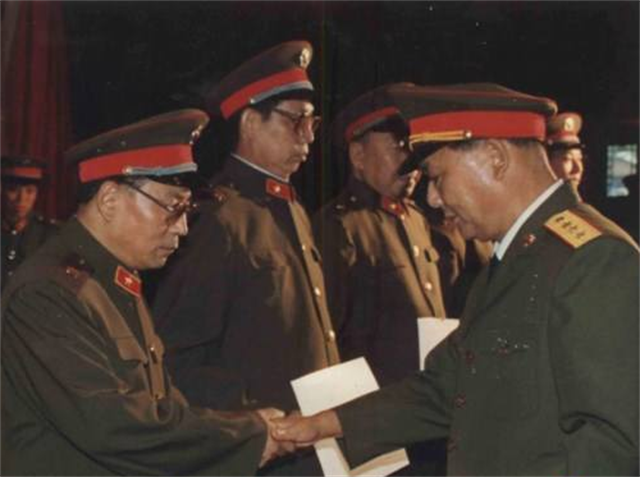 88年恢复军衔制时,授予的17位上将中,有一位参加了长津湖战役