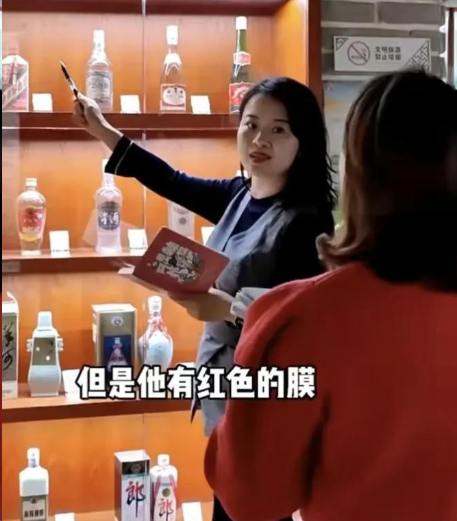 与南京杨书记接吻的刘女士,老底被扒光,身价千万,杨书记好眼光