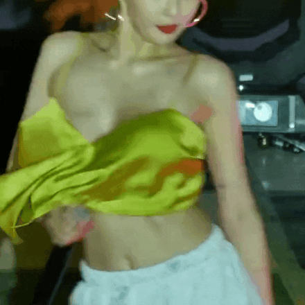 明星们的真实一面:泫雅与吴京的尴尬与坚韧