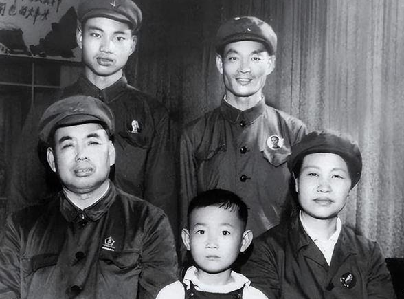 许世友与雷明珍离婚,多年后前妻有事求他,他仅回复了8个字