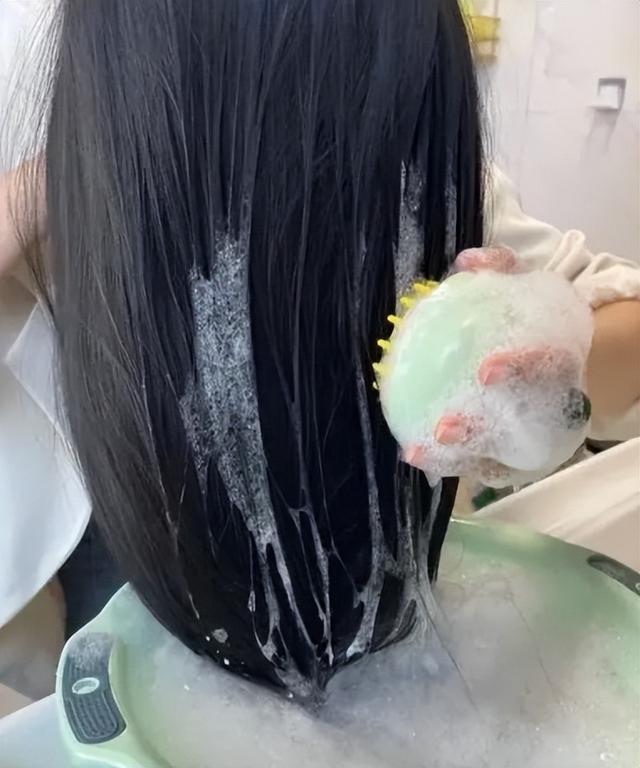 洗完头不要急着吹,学会做好这几件事,发质柔顺发量也会增多!
