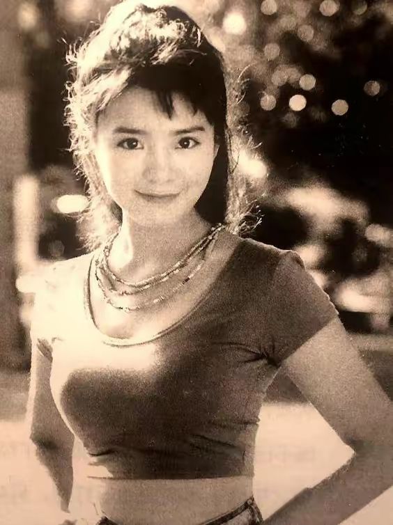 这是朱迅年轻时的照片,很多人都说像刘浩存