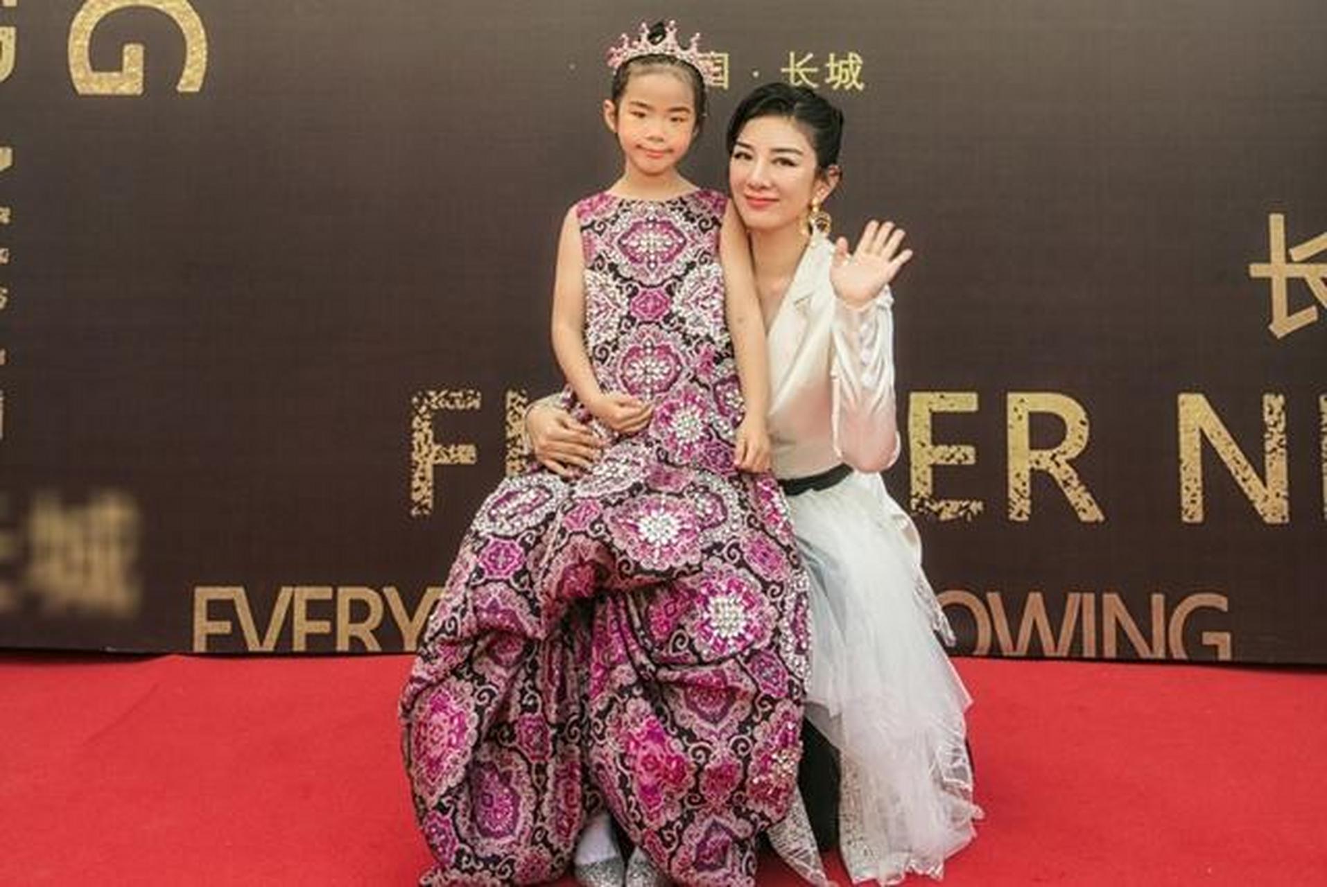 序言:2019年5月28日,黄奕工作室在微博晒出一组黄奕带着女儿走秀的