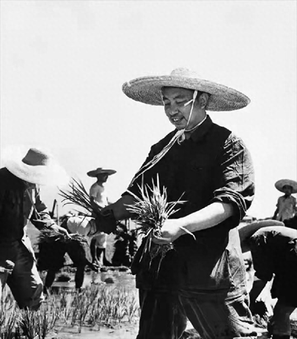 76年，毛主席逝世，汪东兴看过悼词后找到周启才：有一条补充意见