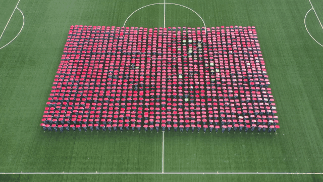 |太燃!武汉大学生整齐划一,致敬抗疫英雄