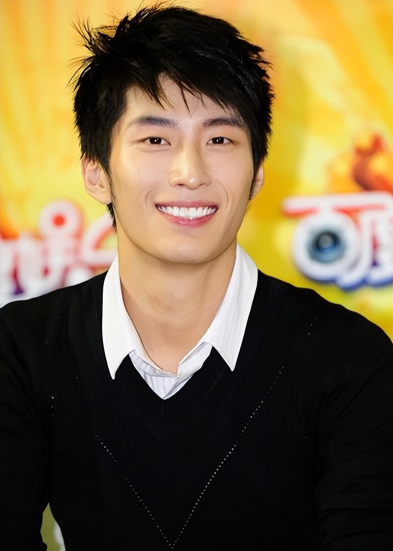 演员窦骁:儿时跟随父母移民财产被偷,如今与赌王女儿相恋备婚