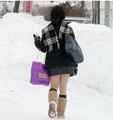 为什么日本女生在冬天,还要穿短裙露大腿,难道真的不怕冷吗?