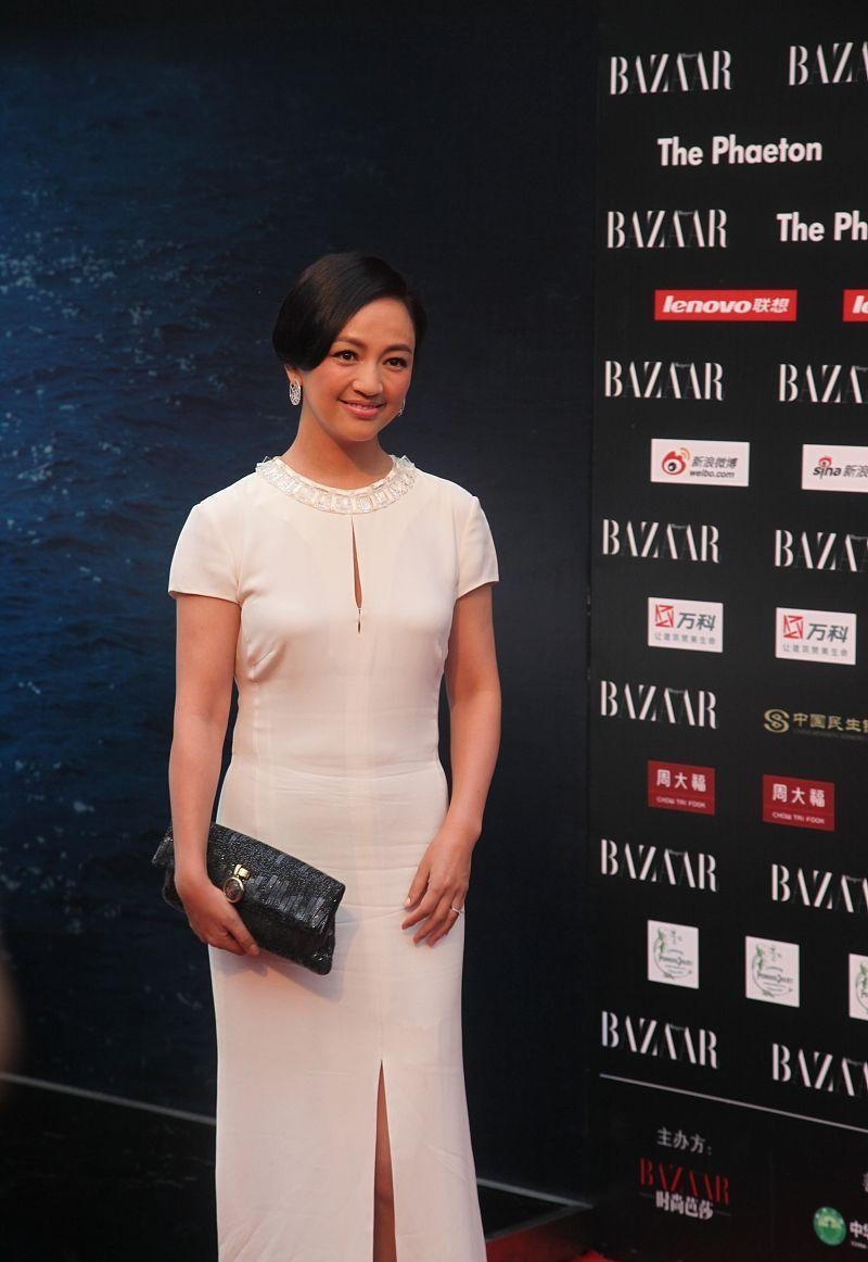 "阔太"罗海琼穿白裙太美了,虽然身材也挺有肉,但反而更阔气了