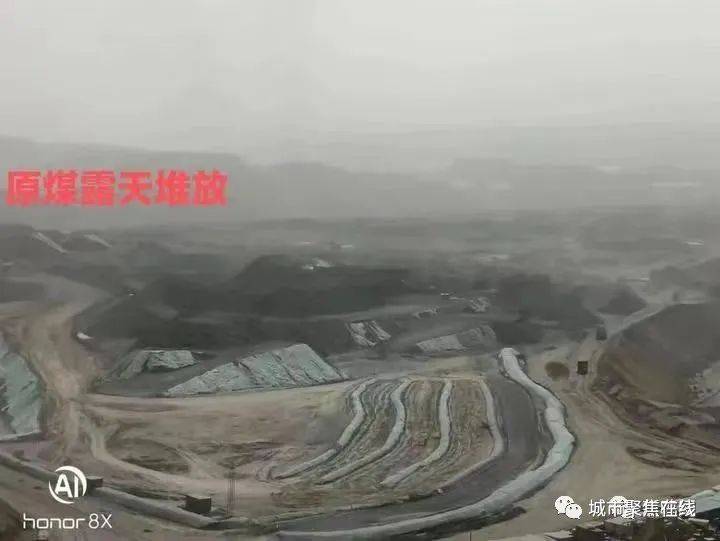 扬尘四起的河曲县猫儿沟露天煤矿