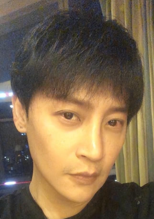 学猫叫,吮手指,裸体穿围裙,娱乐圈这8位油腻男星个个油出天际