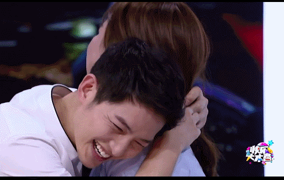 平日里偶像包袱很重的宋仲基,笑到肚子疼,直接趴在贾玲肩上,毫不忌讳