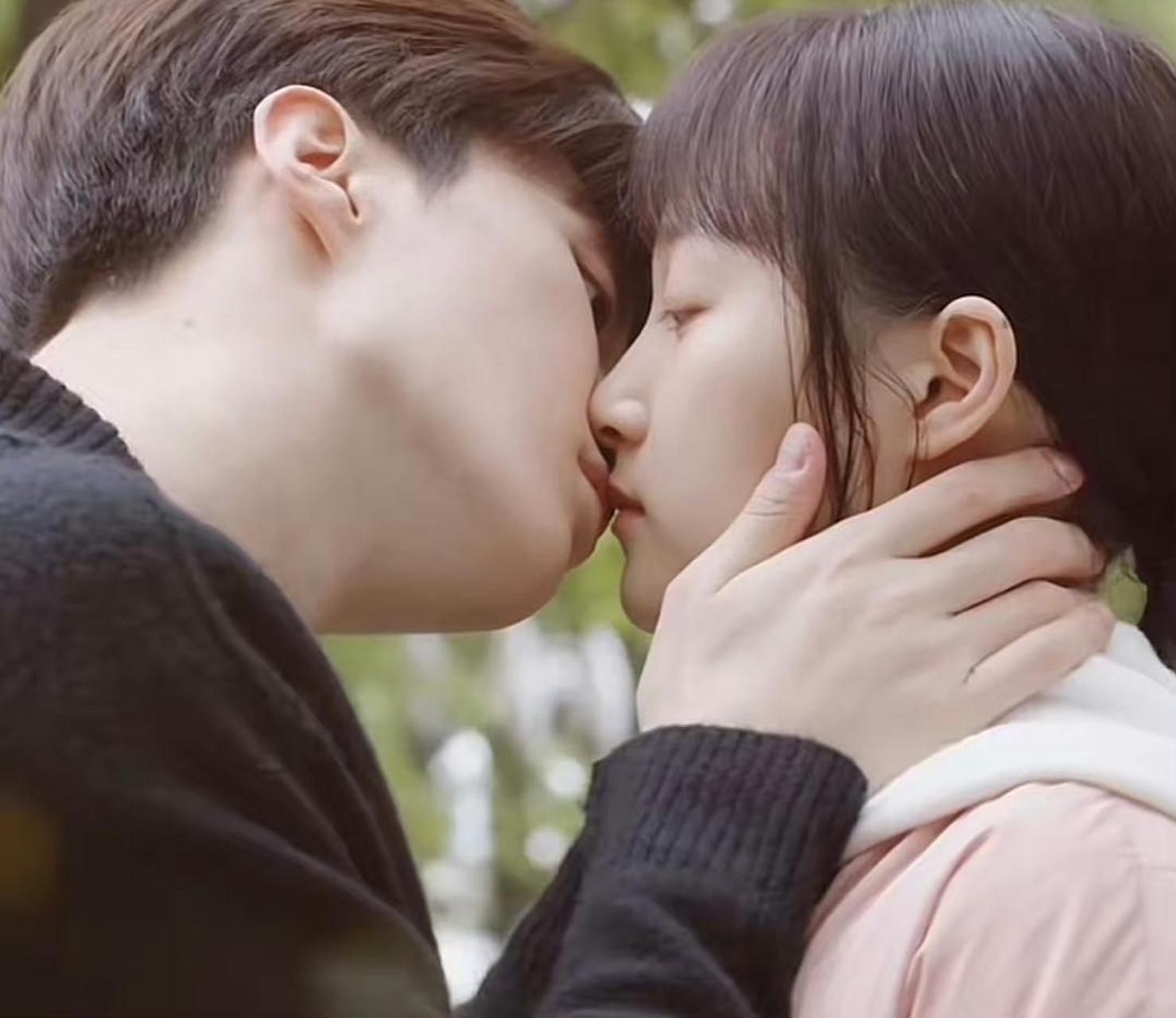 关晓彤和范丞丞在剧中的浪漫吻戏引发了观众的热议,甚至有网友调侃说