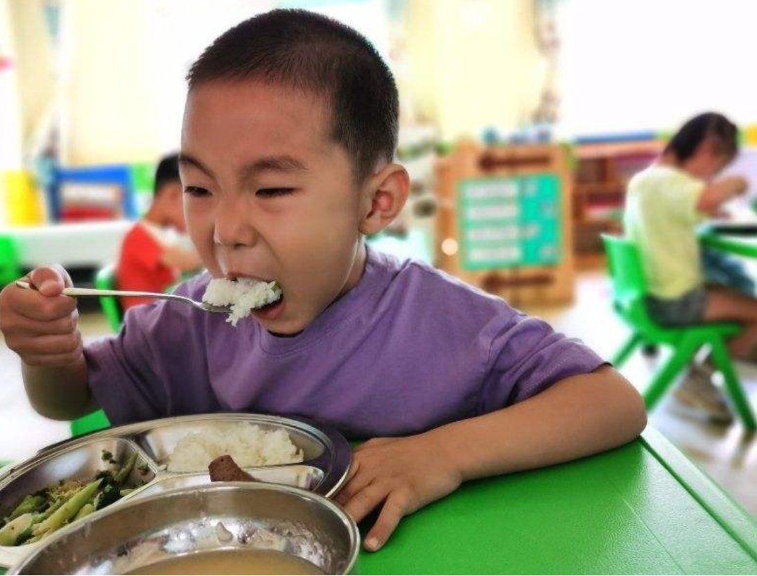 幼儿园安静吃饭图片图片