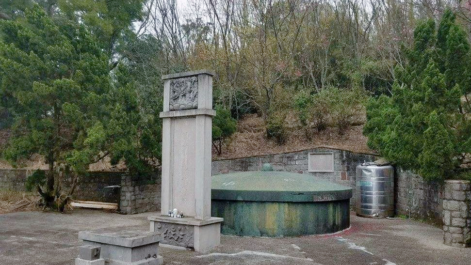 就像当初父亲给她包办婚姻一般,她只能眼睁睁地送阎锡山离开,然后默默