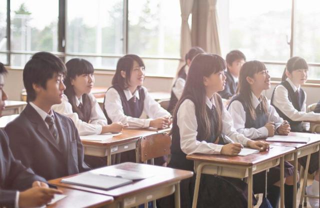 为何贵族学校女生校服是超短裙,而普通学校是大长裤,真相很现实