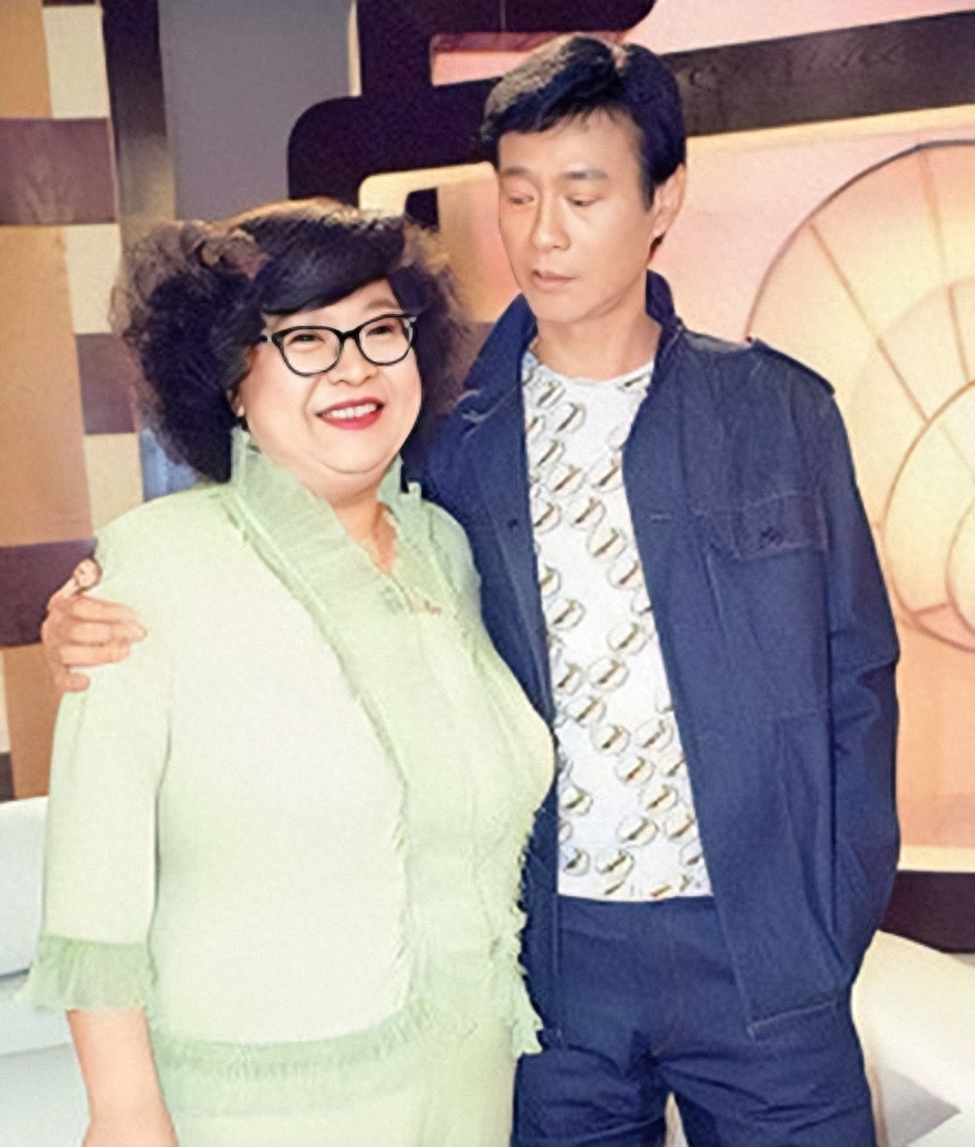 就在秋官准备要和她一刀两断的时候,沈殿霞突然发现自己怀孕了