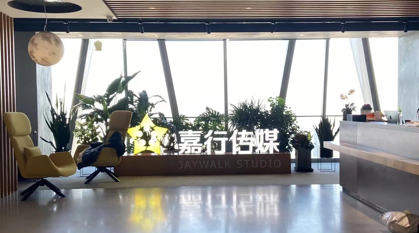 解约引发巨债危机:杨幂背后1亿巨债的原因曝光,众人猜测与讨论