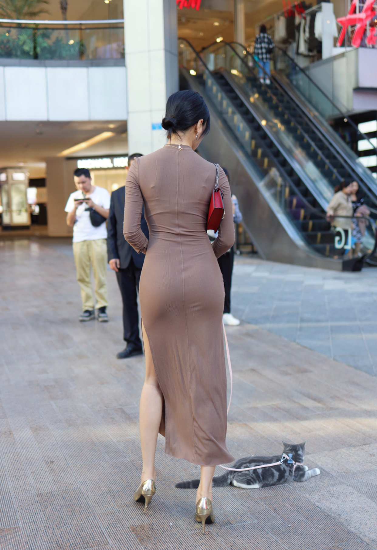 包臀裙的背影,最有女人味