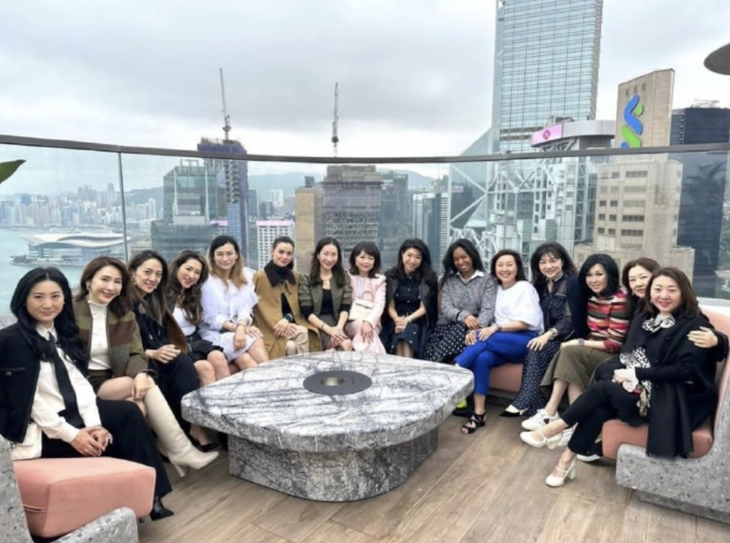 香港名媛聚会,伏明霞首度露面,黎姿低调现身