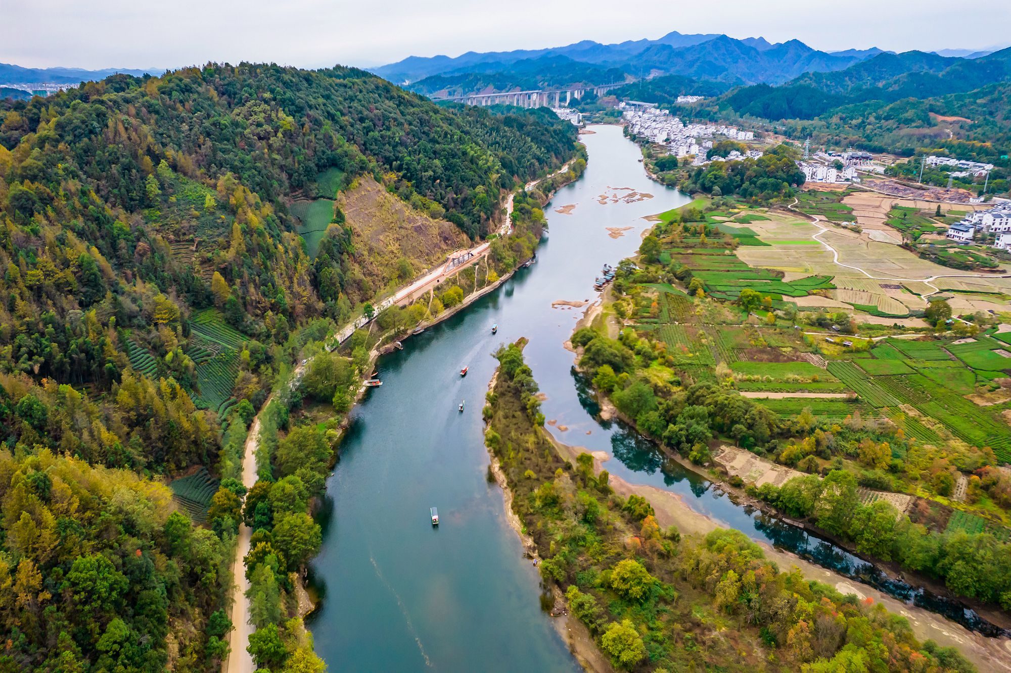 江西婺源月亮湾,风景秀美,充满诗意,仿佛天上的弯月坠落水中