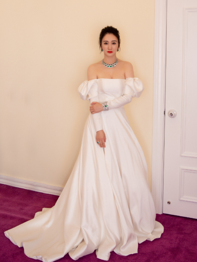 李小冉红毯造型火了,穿透纱裙大秀傲人身材,生图效果绝了