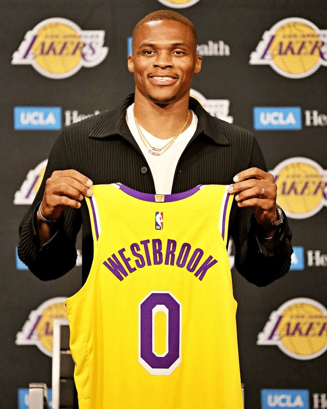 威少手持湖人0号球衣亮相:我要替勒布朗分担压力