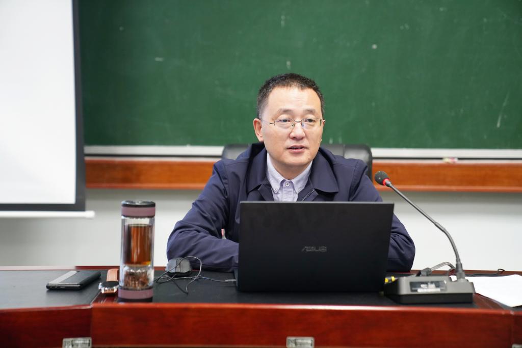 乐山师范学院校长刘进教授为学生讲授《思想道德与法治》课
