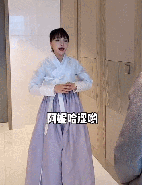 女网红远嫁韩国6年,向婆婆行跪拜礼,网友讽刺其被训练成了女仆