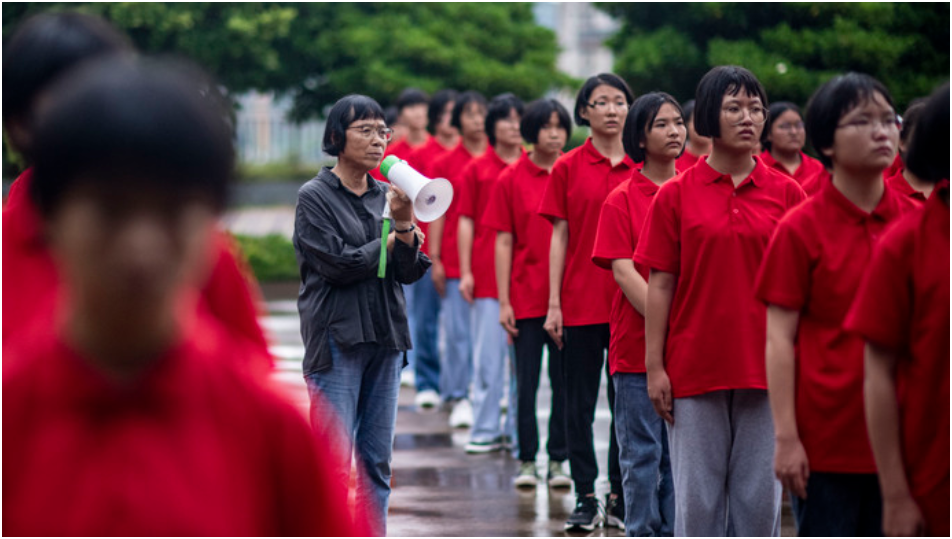 张桂梅连续送考13年,却被嘲教不出清华北大,百万大v言论惹争议
