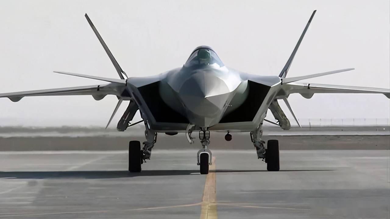 歼16装备人工智能系统后,战斗力令飞行员瞠目结舌,美军彻底傻眼