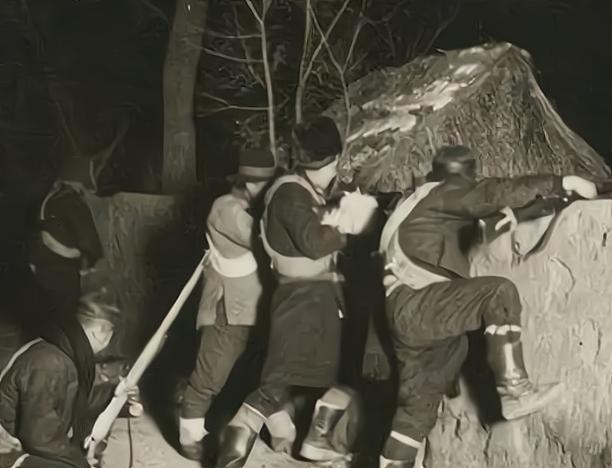 东北女土匪双枪驼龙:张学良都想一睹芳容,16岁被拐,24岁被枪决