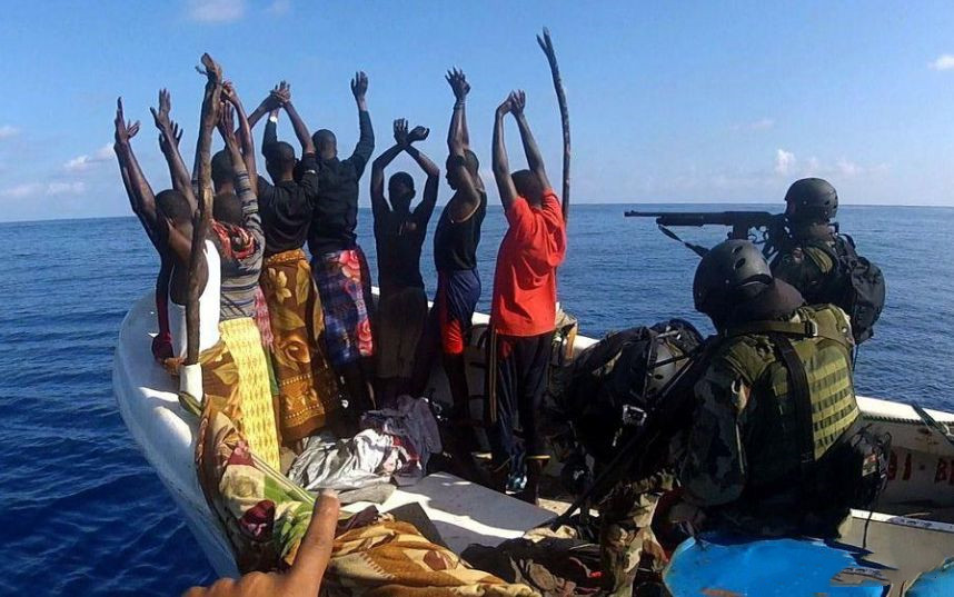 疯狂的索马里海盗连美国军舰都敢打劫却唯独有一个国家不敢动