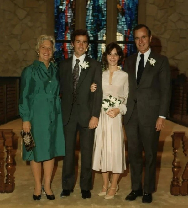 小布什的爱情之路:和尼克松女儿相亲被嫌弃,认识劳拉三个月闪婚