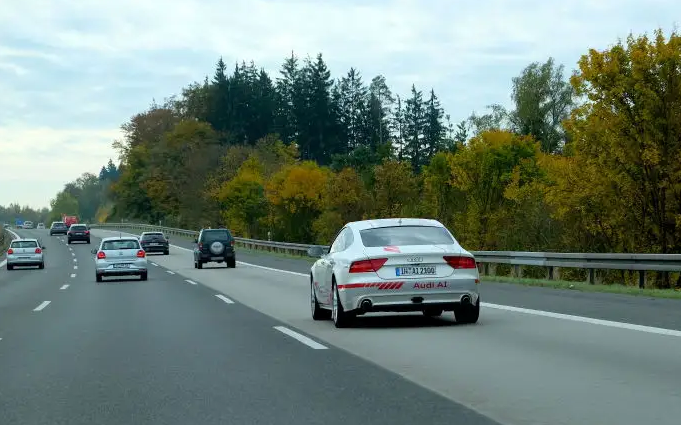 前方车辆龟速行驶,车主却甘愿跟在后方,只因一条横幅触动了心弦