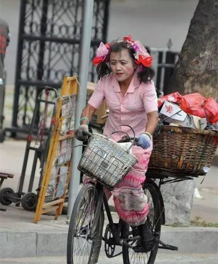 "大喜哥"刘培麟:男扮女装,拾荒还债,对得起世界却对不起自己