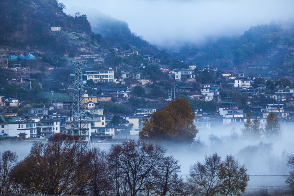 云南丽江:雾笼乡村 美如画