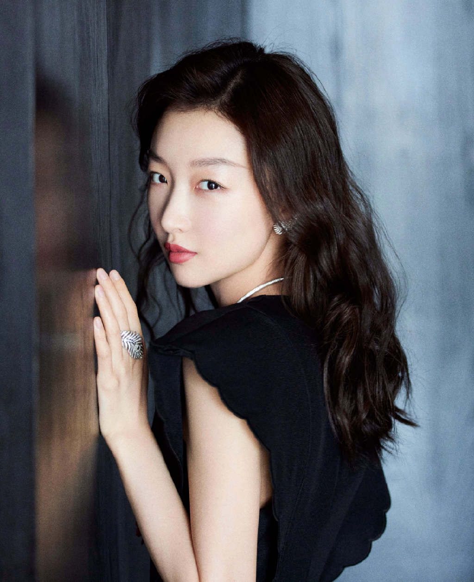 周冬雨黑色深v造型优雅干练 胸前点缀红花化身时髦女郎