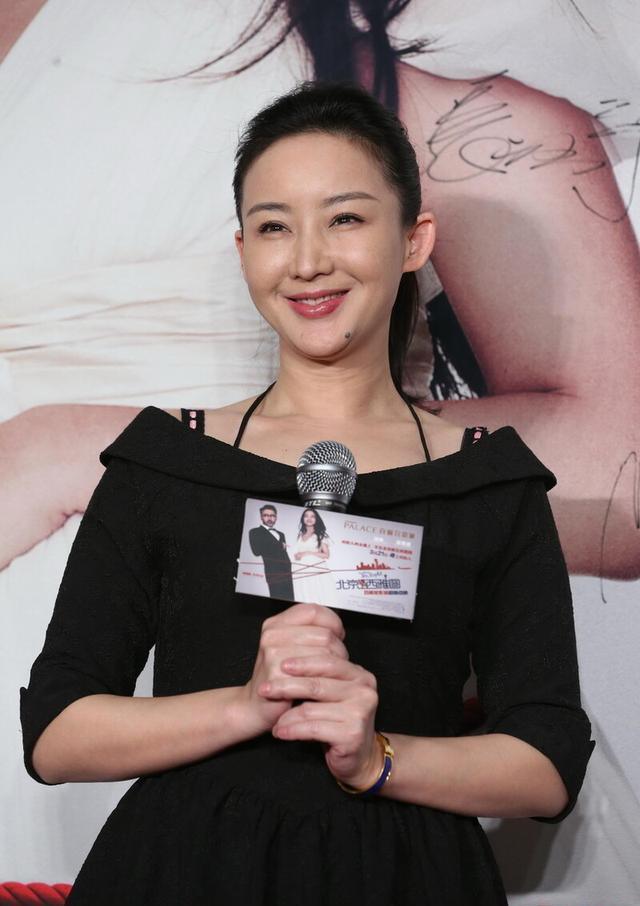 买红妹真是低调的单身妈妈,虽然平时穿衣挺招摇,但气质还很温柔