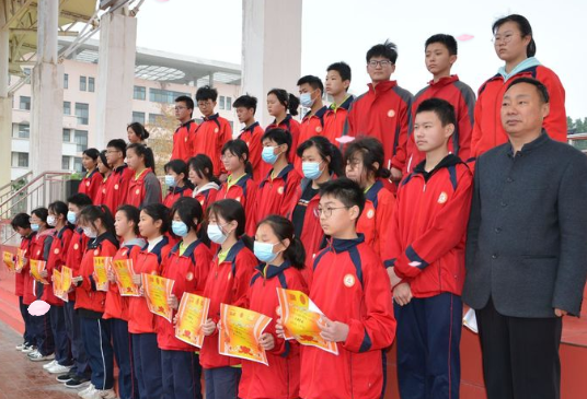 "三大活动"结硕果 标杆引领向未来!西平四中举行期中颁奖典礼