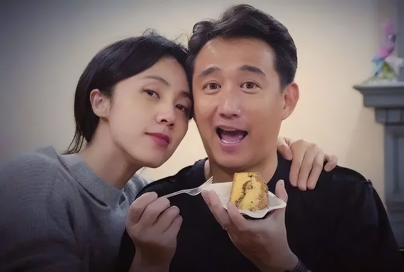 黄磊周迅举止亲昵没边界感,勾肩搭背深情拥抱,被质疑关系不一般