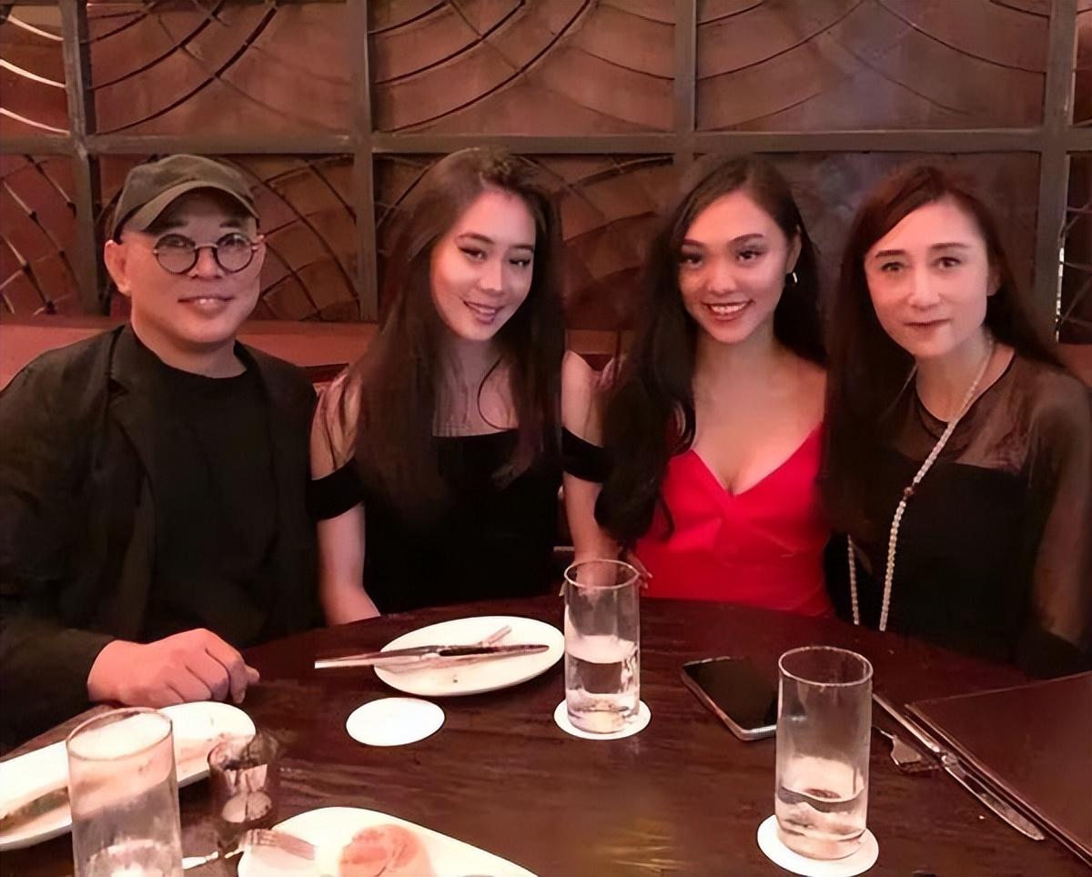 李连杰一家四口同框,女儿都没妈妈利智漂亮,他却大变样认不出!