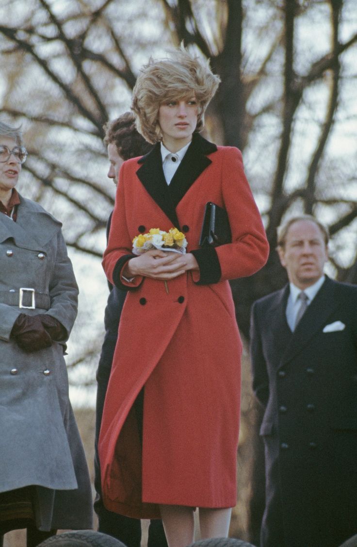 戴安娜王妃的秋冬红黑造型美丽与优雅并存卡米拉永远无法企及